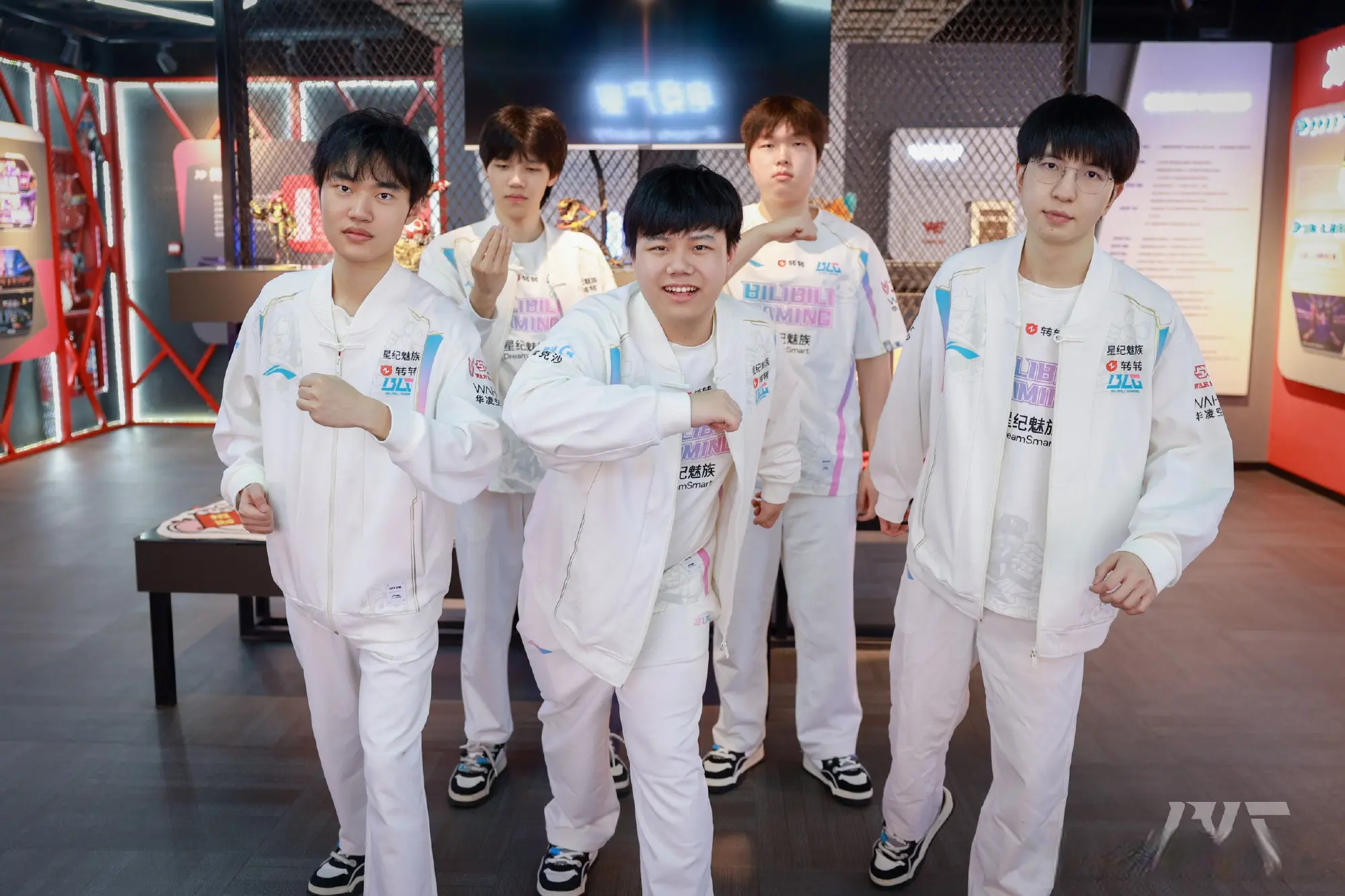 AL以, 他们第三赛, 粉丝爆破官